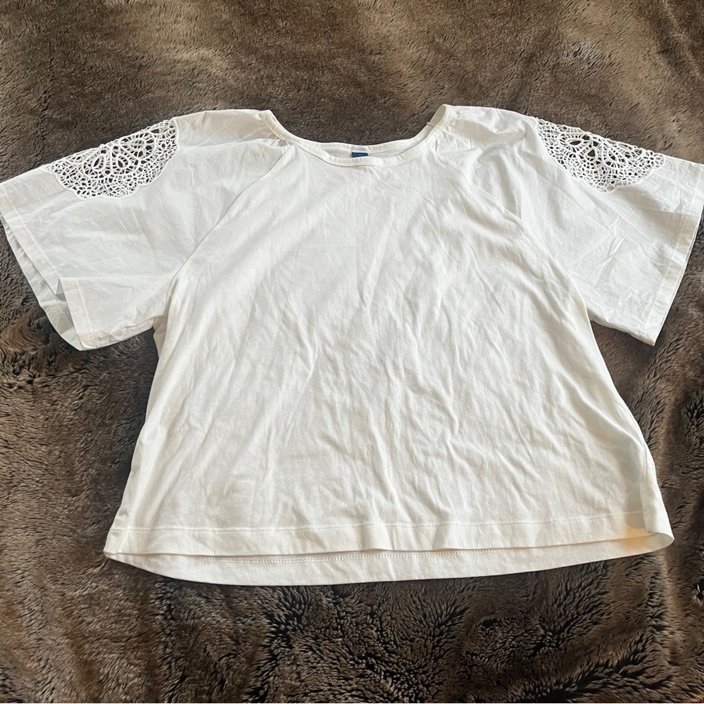 🔴 Old Navy White Short Sleeve Top with Embroidered Cutouts